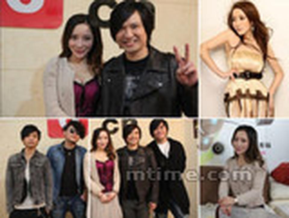 日前，人气曝涨的新晋”话题女王”江伊涵化身性感女主播，采访了前Beyond鼓手叶世荣。为配合采访主题，江伊涵一席紫色低胸吊带衣现身直播厅，性感依旧。在和叶世荣打完招呼后，便直接进入了主题，进行一系列的问答。第一次担当主持人的江伊涵虽没有光线当家花旦主持柳岩的经验，但“胸器”却毫不逊色，叶世荣都被吓到整场节目都不敢正视江伊涵，使得江伊涵不得不在节目开始一半后重新换上了保守的衣服，继续节目的录制。