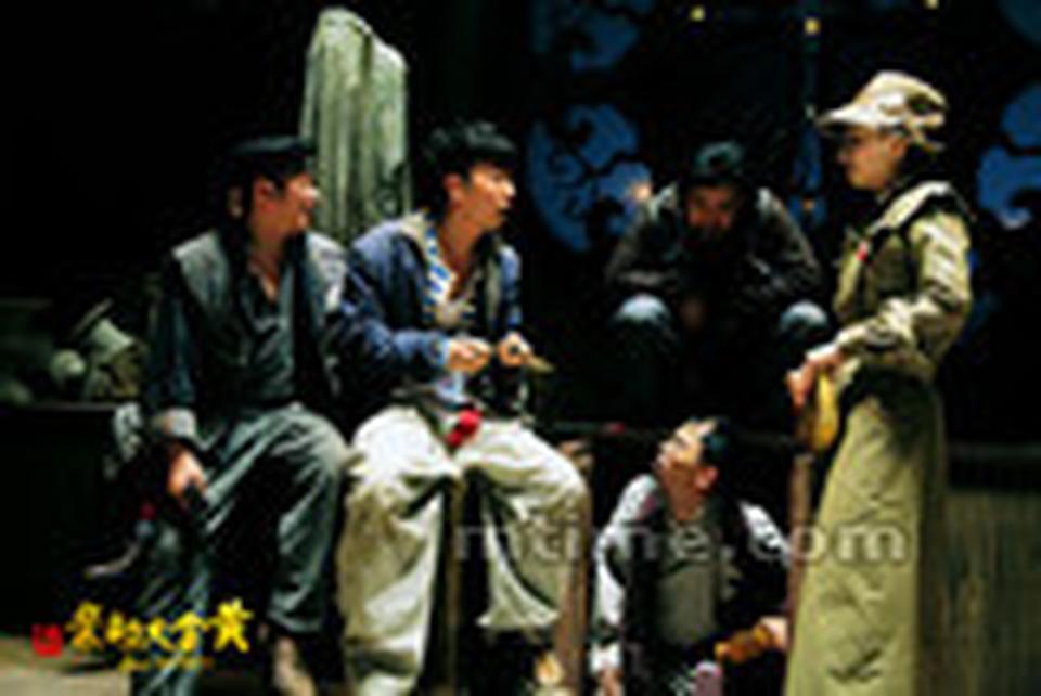 导演宁浩06年的电影《疯狂的石头》横空出世，成为中小成本电影 获取高票房的典范之作；09年宁浩执导《疯狂的赛车》以千万投资过亿票房成为最年轻的“亿元俱乐部”成员。又是一个三年，宁浩此次带来全面升级之作《黄金大劫案》带有他强烈个人风格——喜剧、冒险之外，导演也表示“人都要面临成长，这部电影里男主角的成长是我最想表达的”。