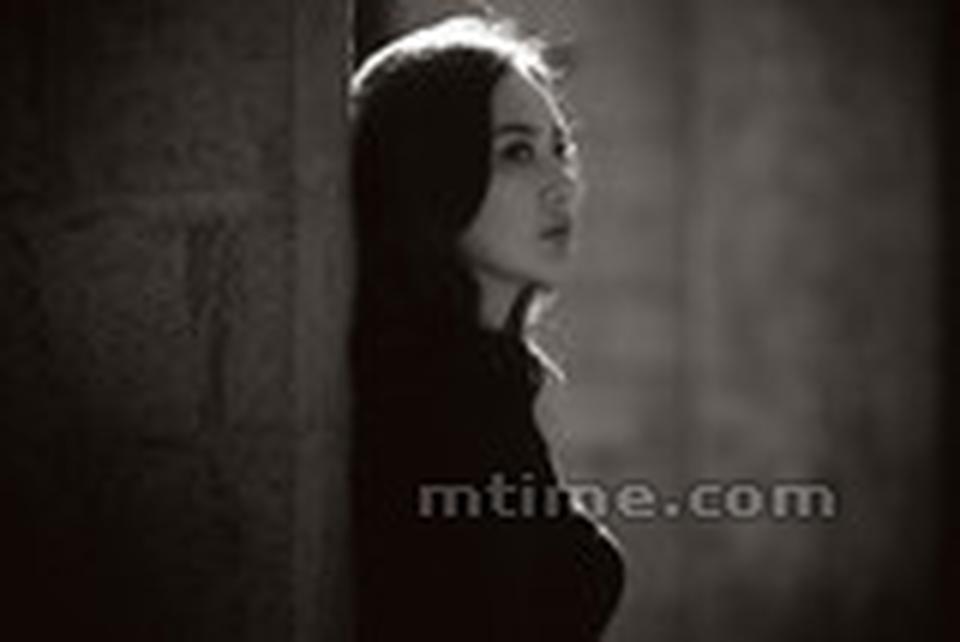 影片由应采儿、张铎、王子子主演：当红悬疑小说作家李豌豆自从住进男友丁朝阳的房子后，她的生活就开始充满了悬疑……