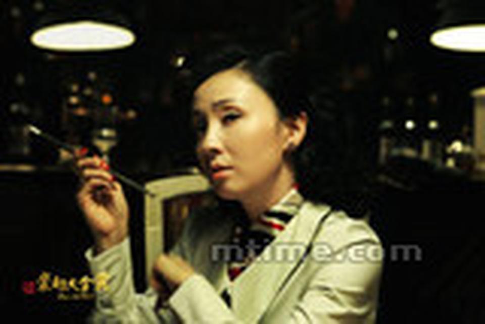 这是一个关于“革命英雄梦”的故事。在那动荡的岁月中一个当街小痞被命运选中，偶然获得一惊天劫案的重要信息。天降大任的当街小痞瞬间成为众矢之的，机缘巧合、悬念迭起。舍生取义的爱国义士、凶残狡诈的日本军官、为爱执着的富家千金、身份神秘的当红女星，各路人马纷纷粉墨登场。一段尔虞我诈、爱恨交织的乱世传奇即将上演……