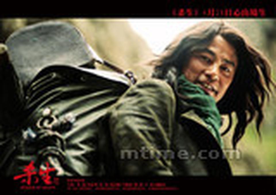 “江湖郎中”是任达华在《杀生》中扮演的关键人物，因为剧情需要，他要不断背着黄渤上坡、爬楼梯、下山，加上随身的行囊，负重足有180斤：“够累的，香港话说，是‘比吃了苦瓜更苦’。”