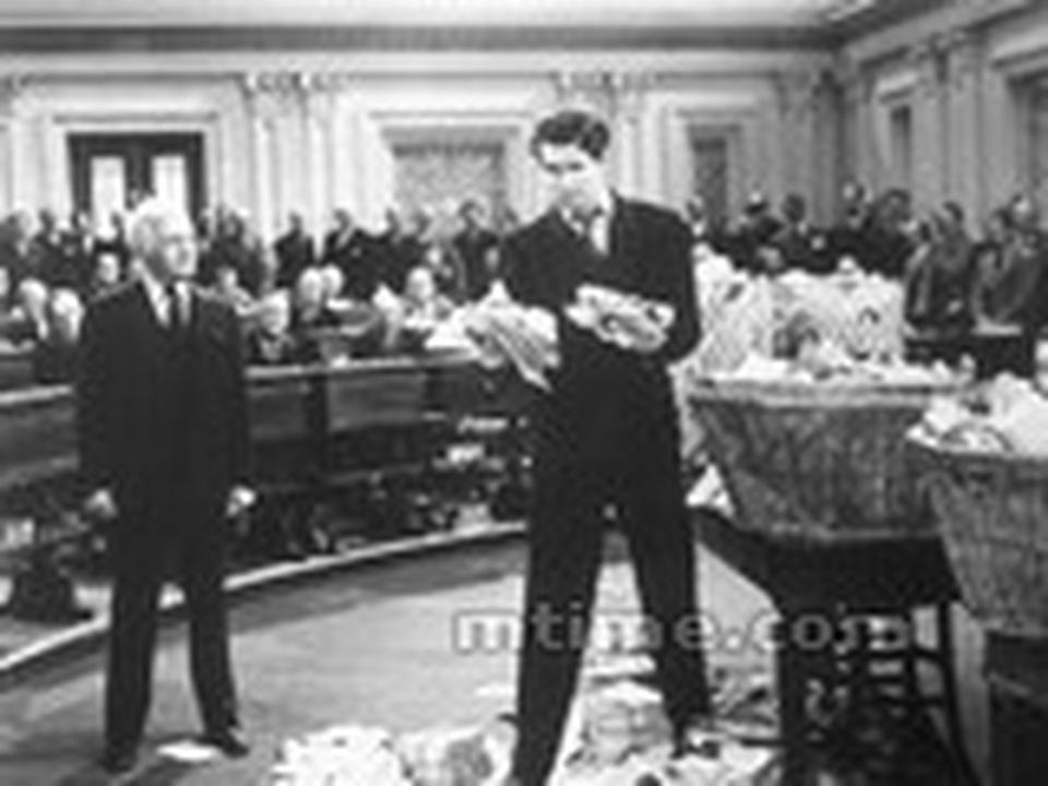 --黄金时代名家名作赏析导演篇--影人志--弗兰克·卡普拉:“美国梦”、“美国良心”的代表,卡普拉的作品洞察人性与世态,风趣、亲切、励志、不说教,并带有当代神经喜剧些许夸张的特征。他总是展现人道精神,称颂无私及勤勉的价值,对人性的光明面持乐观肯定态度。作品赏--《史密斯先生到华盛顿》:好莱坞影史最辛辣最有想象力的政治喜剧,以一种小人物的轻喜剧基调,深层瓦解国会议会的本质,揭露了政治腐败,最后正义一方得胜的光明结局又带给观众希望与信心。影片将史密斯先生这个角色的正直与梦想塑造的非常丰满,当然更重要的一点是男主角詹姆斯·斯图尔特令人信服的本色式演出。
