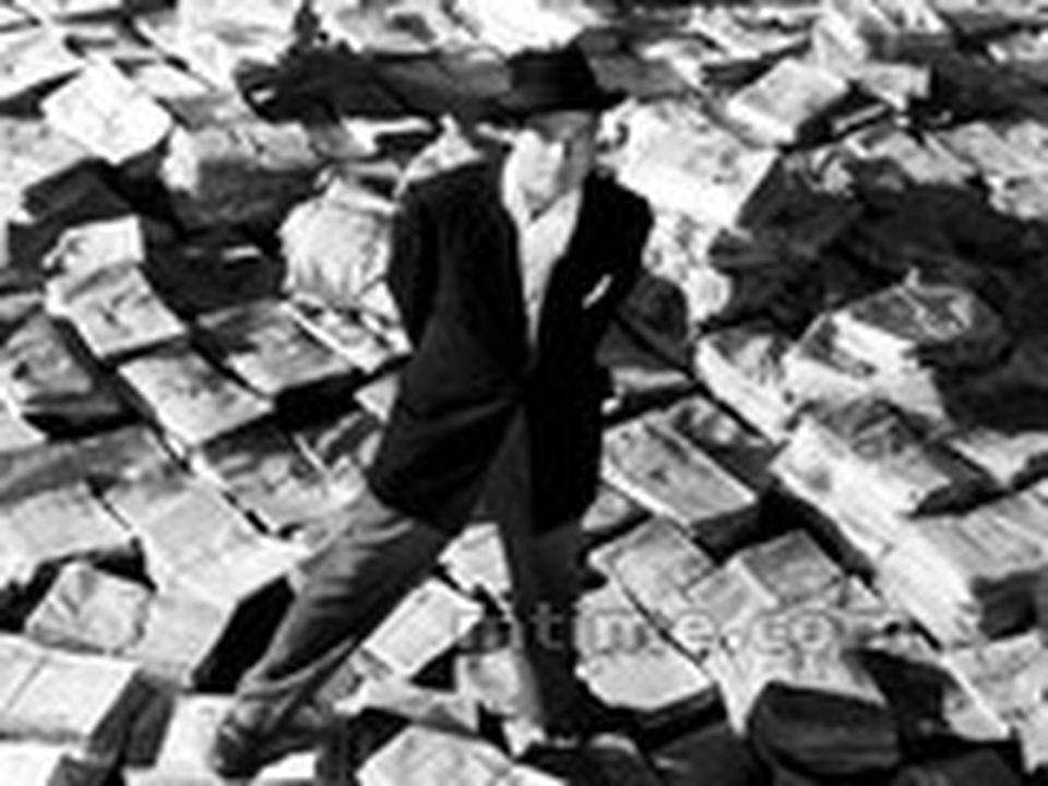 --黄金时代名家名作赏析导演篇--影人志--奥逊·威尔斯:从小就展露了各方面的非凡才华。毕业后前往爱尔兰旅行,参加多出舞台剧的演出。1938年以实验性和创作性极浓的广播剧《世界大战》引起巨大震动。进入影坛后自编自导自演的第一部作品《公民凯恩》,被后世影迷及电影学者视为典范,成为流传影史的经典之作。作品赏--《公民凯恩》:一部里程碑电影,描写一位传媒巨头凯恩留下“玫瑰花蕾”一字去世。记者为了探究这个字的意义,遍访大亨的朋友们,从不同角度叙述了凯恩的一生。在电影技巧方面,深焦镜头的摄影影响后世最深。现在看来,仍让人觉得本片的表现手法十分新鲜,是一部从各方面看都具有不朽价值的艺术精品。本片虽然只获得一项奥斯卡最佳原著剧本奖,但在所有的世界影史佳片排行中,它总能名列前茅。