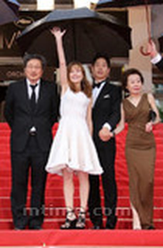 韩国导演洪常秀，演员刘俊相、文素丽、尹茹贞和法国影后伊莎贝尔·于佩尔