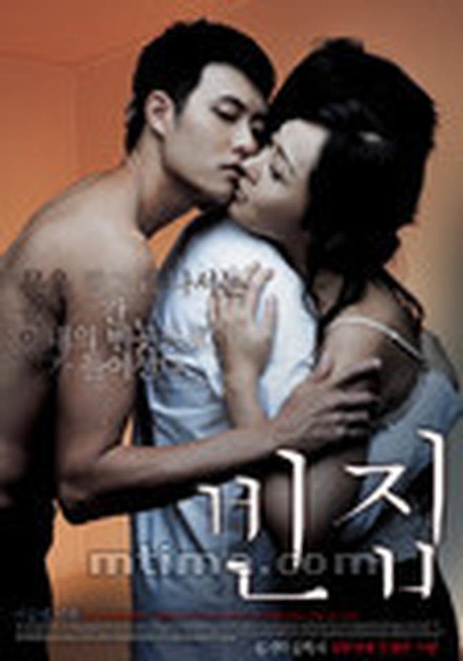 【票数】99【类型】剧情/爱情【导演】金基德【主演】李丞涓、在熙【剧情】泰石是一个挨家挨户往锁洞里塞传单的男人,有时他会走进很久没人住的空房间里待上一段时间。一天,在一个偶然打开的房间里他见到了一个全身淤青的女人。这个女人叫善花,长期被丈夫虐待。泰石被善花的眼神打动,一次,目睹善花被丈夫虐待的泰石终于忍无可忍,挥动着棒球棒冲进了善花的家,把她的丈夫打倒,带走了善花。从此,两个人在不同的空房间里辗转度日。善花对每个空房间都像对自己的家一样打扫、布置,让泰石感到温暖,两人也渐渐确定了对彼此的爱。但是一天,在一个空房间里,他们发现了一具老人的尸体……【看点】金基德在《空房间》里将其古怪发挥到及至,一样是绝境中的男女却有了一丝相互依靠的温暖。电影让人感觉生活在这个世界上一切如梦,而大部分人已经失去了言语的能力,因此整部电影没有对白,只有女主角说了三句话,“啊”“我爱你”“吃饭了”。而那句“我爱你”在电影播出70分钟时说出。这样一部没有对白语言极少的影片几乎全部用镜头表演音乐架起,但它却丝毫不烦闷,一方面是美工出身的导演对画面质量的要求极高,另一方面就是音乐的烘托成为推动故事发展的有力作用。电影结尾有一句话,每个人不知道是生活在梦境中还是现实里,它无非告诉我们每个人都在梦中,而电影更是梦中梦,而人只有在梦中才能感受到一些温暖。