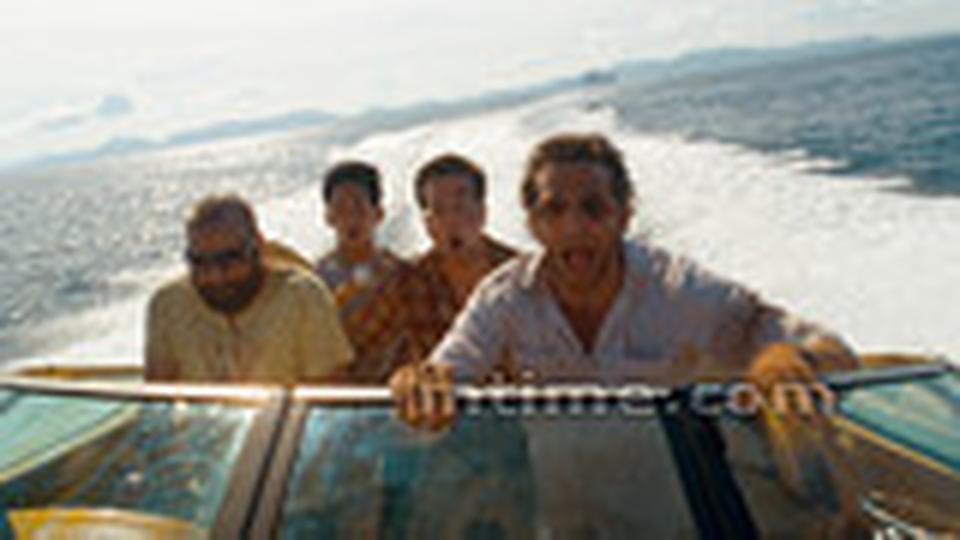 NO.2《宿醉2》(2011)北美票房：2.54亿  导演：托德·菲利普斯主演： 布莱德利·库珀、扎克·加利费安纳基斯、艾德·赫尔姆斯全球票房：5.81亿 制作成本：8000万出品公司：华纳