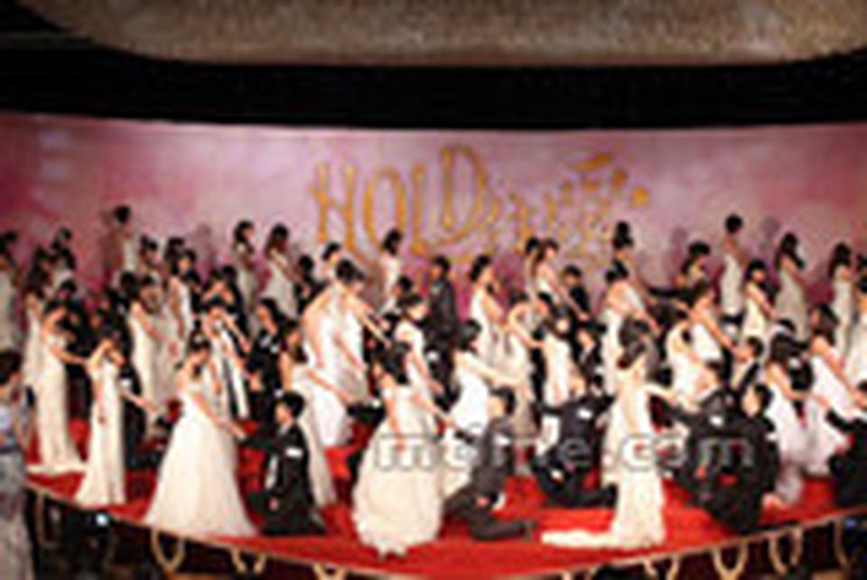 《HOLD住爱》首映 新人现场互换信物