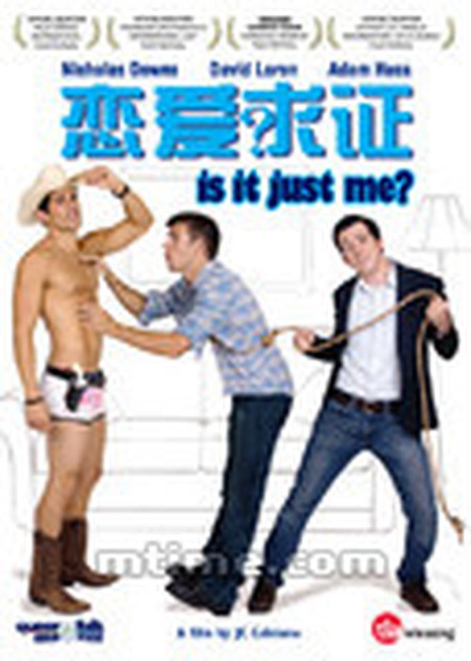 2010年投票排名: 新上榜 主演: Nicholas Downs, 大卫·罗伦, Adam Huss 剧情简要: 布莱恩,一个感情专一、寻找真爱的普通文学作者,在网上聊天室遇到了梦中的白马王子詹德。其实缘分早让两人在咖啡店邂逅过,但詹德并不知情。要命的是布莱 恩意外使用了室友卡梅隆的聊天帐号,更要命的是詹德误以为身材火辣、做脱衣舞男的卡梅隆才是他的约会对象。布莱恩只能哄骗室友上阵,同时策划用自己的风趣 才华赢回爱人。然而一切是否会如此顺利呢? AFTERELTON'S TOP100 GREATEST GAY MOVIES