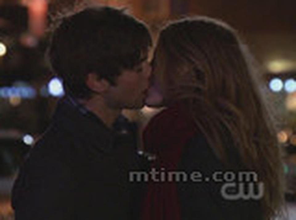 切斯剧中角色:Nate Archibald布蕾克剧中角色:Serena van der Woodsen这是一个典型的美剧时刻,基本上主打感情线的美剧在播出时间2年以上就会造成“每个主要角色之间都有一腿”的局面,本剧更是乐此不疲。