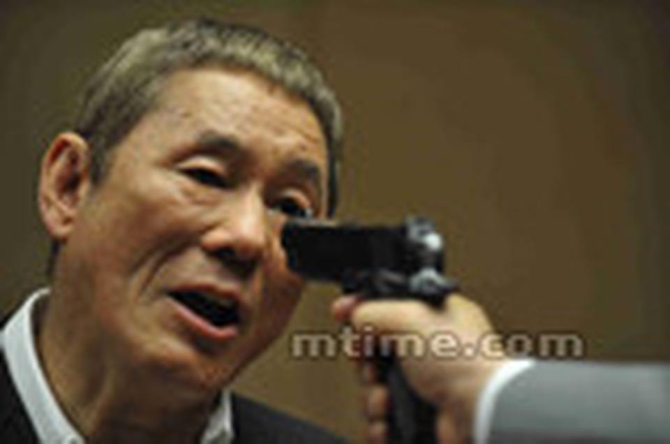 相信看过第一部《极恶非道》的网友们，除了北野武将如何再度登场之外，最关心的问题大概是加濑亮饰演的干部石原，那个讲着一口流利英语的yakuza，在续集中会落得一个什么凄惨的下场。电影在日本上映后，票房也相当不俗，公映首周末得到了日本票房冠军，这也是拍摄了16部电影的北野武，首次拿到票房冠军。