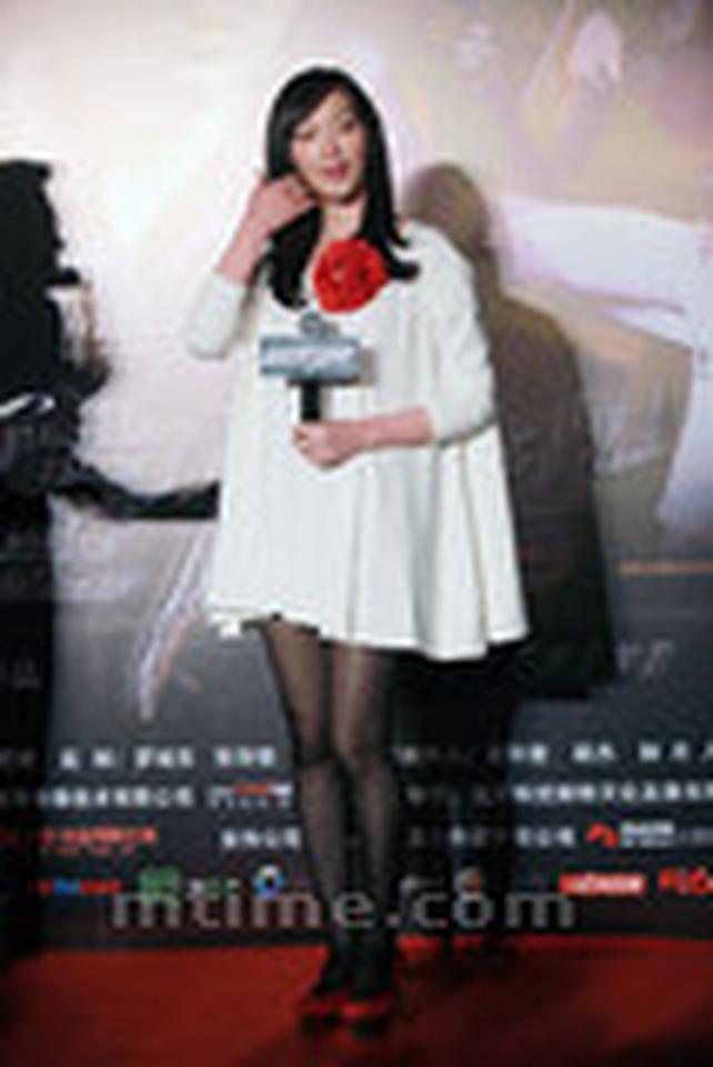 《地下室惊魂》首映，主演何杜娟白裙黑丝抢眼