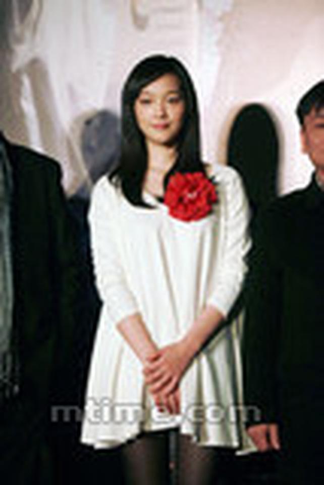《地下室惊魂》主演何杜娟白裙黑丝抢眼