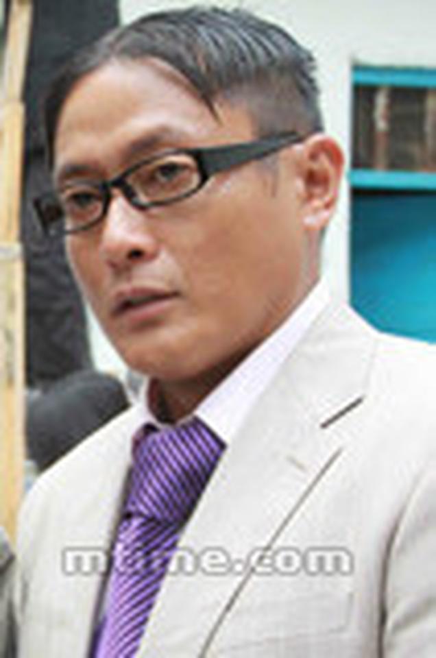 魏骏杰扮演一位神经质八公