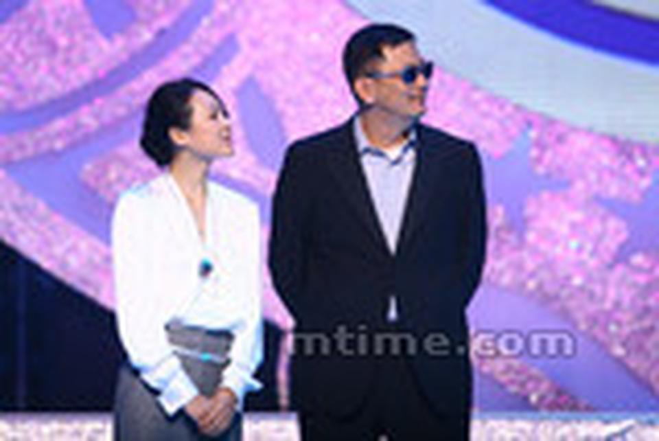 “王家卫导演是真真正正在做电影,他为电影而生,是在用生命去拍电影。”——章子怡在《2046》的演出中,章子怡迷上了王家卫赋予她的电影灵魂,她公开表示王家卫拍戏很“浪费时间”,但白玲的角色为她打开了表演的另一扇门,她此后开始选择一些区别于“女强人”的角色。到了《一代宗师》里,章子怡和所有演员一样苦练功夫,到深夜11点才能回房休息。而王家卫显然对折磨章子怡并不在意,他直言“拍戏不是旅游,不是讲究吃得好住得好。”即便如此,章子怡仍在这个急功近利的影视圈里,享受到了老工匠将电影视作艺术品而精雕细琢的“天大幸福”,唯有如此融入王家卫节奏的演员,才能一直陪他走到最后。