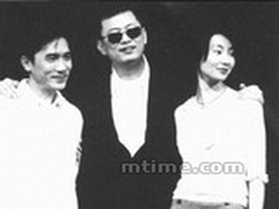 “和王家卫拍片,我觉得很有安全感。”——张曼玉无论张曼玉如今已被神化到何种地步,她始终认为王家卫是她的演技启蒙老师,在此之前她都只是演演喜剧,用来让观众养眼的存在,甚至接受不了过长的对白。但王家卫用《旺角卡门》和《阿飞正传》调教出了最完美的女演员,《花样年华》更是令她登上荣誉的高峰,王家卫甚至根据她擅长肢体语言而驾驭不了长对白的特征为其改写删改剧本。可惜的是,随着与泽东公司合约到期,《2046》中王家卫将张曼玉的戏份剪到惊鸿一瞥的程度,两人“决裂”的传言四起,分开之后,张曼玉仍对王家卫的才华与毅力赞赏不已,只是自己无法再适应如此漫长的拍摄过程。因此,梁朝伟与张曼玉这对黄金组合也很难前缘再续,成为无数影迷的遗憾。