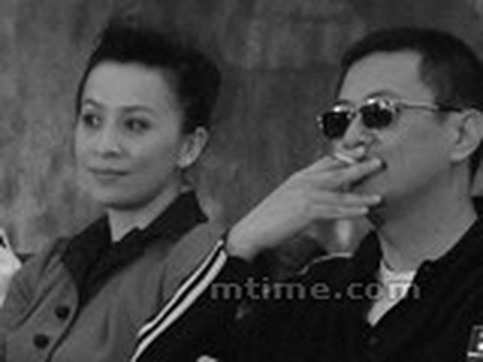 “王家卫拍那么久也是应该的,他的风格就是那样,我觉得这样挺好的。”——刘嘉玲尽管刘嘉玲绝非王家卫作品中最重要的人物,然而他对她的欣赏丝毫不输于其它的女主角们,拍《海上花》的侯孝贤指责刘嘉玲偷懒,他站出来为她讲话,并称赞她的成熟。而刘嘉玲更是承诺:“只要是王家卫找我拍戏,我都会毫不犹豫地答应下来。”合作者彼此信任到这种程度,夫复何求?时至今日,刘嘉玲扮演的角色仍以风情万种的熟龄御姐主打,这是王家卫刻在她身上的一个美丽标记。