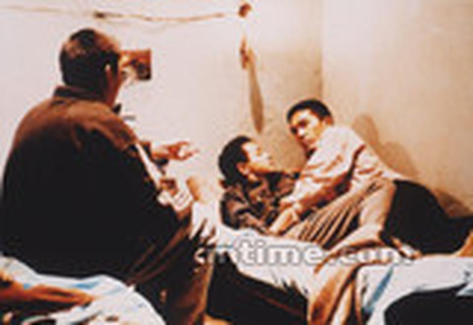 在1990年公映的《阿飞正传》出品之前,梁朝伟对表演失去了兴趣,然后王家卫请他拍了场吃梨的戏,整整拍了27次才过,于是成全了片尾那个精心装扮之后准备出门夜游的风流赌徒。此后,梁朝伟便成了王家卫胶片里的戏魂,他在《重庆森林》里令王菲目炫神迷,在《春光乍泄》里被沉重爱恋所牵绊,在《东邪西毒》里成了心系桃花的盲剑客,在《花样年华》中带点儿深情与雅痞并具。和王家卫的合作令梁朝伟彻底开窍,他挖掘他不为人知的一面,让他演同志、痴心汉、乃至情场老手,然后成为戛纳影帝,更造就了港片黄金时代的传奇。从此后,梁朝伟无论诠释何种角色,都喜欢慢慢磨,他骨子里已完全融入一种唤作“王家卫”的电影元素。