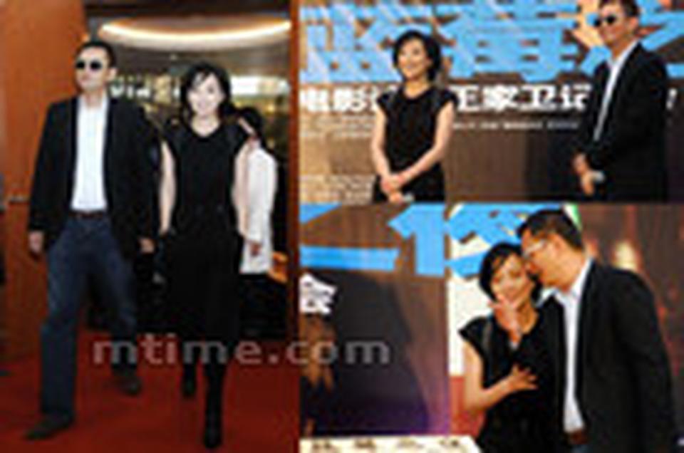 1990年的《阿飞正传》里,刘嘉玲的丰艳火爆与张曼玉之清纯甜淑对比鲜明,她们是阿飞手中的“红玫瑰与白玫瑰”,尤其刘嘉玲扮演的舞女咪咪,敢爱敢恨之余还彰显上世纪5、60年代摩登女郎的风骚。此后,刘嘉玲一直都是王家卫电影里的“性感肉弹”,《东邪西毒》中她被唤作“桃花”,光裸双腿骑上马背,为情欲纠结。《2046》中戏份虽少,风姿却一点儿都不浅薄,还是用花团锦簇的旗袍包裹出来的哀艳尤物,更是从《阿飞正传》里还魂归来的风尘女露露。