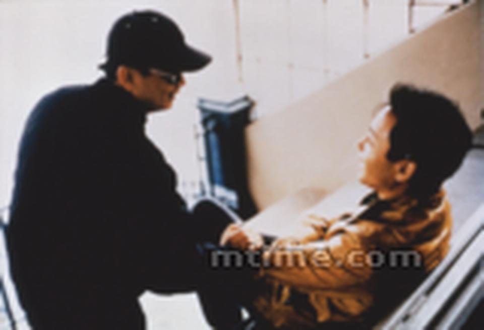 1990年公映的《阿飞正传》里,王家卫塑造了一只金玉容颜、寂寞忧郁的“无脚鸟”阿飞,张国荣在里头的对镜独舞、用“一分钟”虏获张曼玉的妖冶,被母亲抛弃的愤怒,从此成了无数文青影迷心上的烈火烙印,也为张国荣捧回一座金像奖。《东邪西毒》更像是为张国荣量身打量,他在里边成为一面操纵杀手赚钱,一面竭力想遗忘过去的欧阳锋。当然,香港回归之年的《春光乍泄》,王家卫却带着张国荣远赴阿根廷,让他干净而彻底地演绎了没心没肺的何宝荣,释放了他心底最隐秘亦最华丽的一抹红,被提名戛纳影帝。可见张国荣与王家卫合作那七年,成全了他继《霸王别姬》之后的又一座演艺巅峰。而今张国荣离世已近10年,他在银幕上的表演、与王家卫的合作已成往事,而今《一代宗师》也像一场漫长的日出,终于跃然照亮银幕,“念念不忘,必有回响。”不知道,如果张国荣能看到王家卫的新作,一直被人们所念念不忘的“当年阿飞”又会有怎样的回响呢。