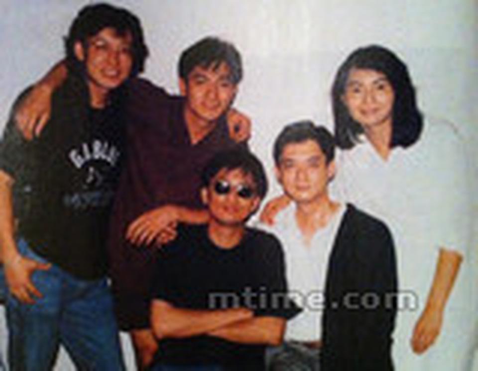 回溯王家卫的旧时作品,张曼玉一直是他电影里的梦情,1989年初次合作《旺角卡门》的时候,她甚至还背着“花瓶”称号,是王家卫一次又一次洗刷掉她的青涩,让她成为他永远的苏丽珍,在《阿飞正传》以清新纯良的造型出镜,颠覆了以往她作为“陪衬女孩”的闹剧式表演风格;此后她在《东邪西毒》里成为荒漠里刻骨的艳魂,令欧阳锋一生禁锢于对她的痴恋之中;《花样年华》里用高硬领旗袍和浓艳口红勾勒了一位寂寞少妇,她站在昏黄墙根下的风情诠释了美的另一种境界,并提名戛纳影后。“花瓶”就是在王家卫的精心雕琢下,一步步转变成了“女神”。