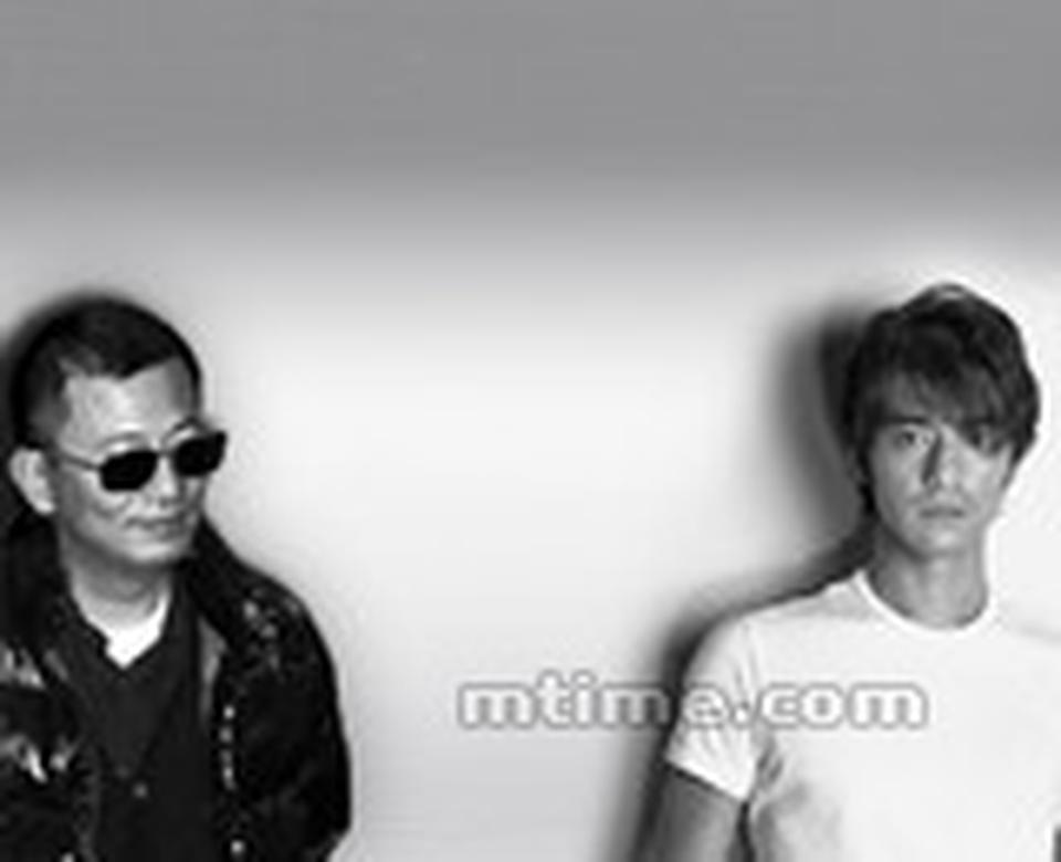 在王家卫找到金城武之前,所有与金城武合作过的电影人都警告他:“金城武不会演戏,他是著名的木头。”然而王家卫力排众议,坚持给这位偶像歌手发出邀请,他认为金城武的优势在于丰富的肢体语言,因此他让他在自己的镜头里不停做动作,也正是拍《重庆森林》的时候,王家卫意识到金城武有表演天分,于是劝说他放下偶像歌手的光环,专心从事表演。尽管在拍《堕落天使》的时候,金城武依然不适应王家卫的拍法,甚至演过之后仍搞不清戏里自己和杨采妮的关系,这亦很可能是两人后来不再合作的主因,但不得不承认,金城武的演艺人生因王家卫而转折。