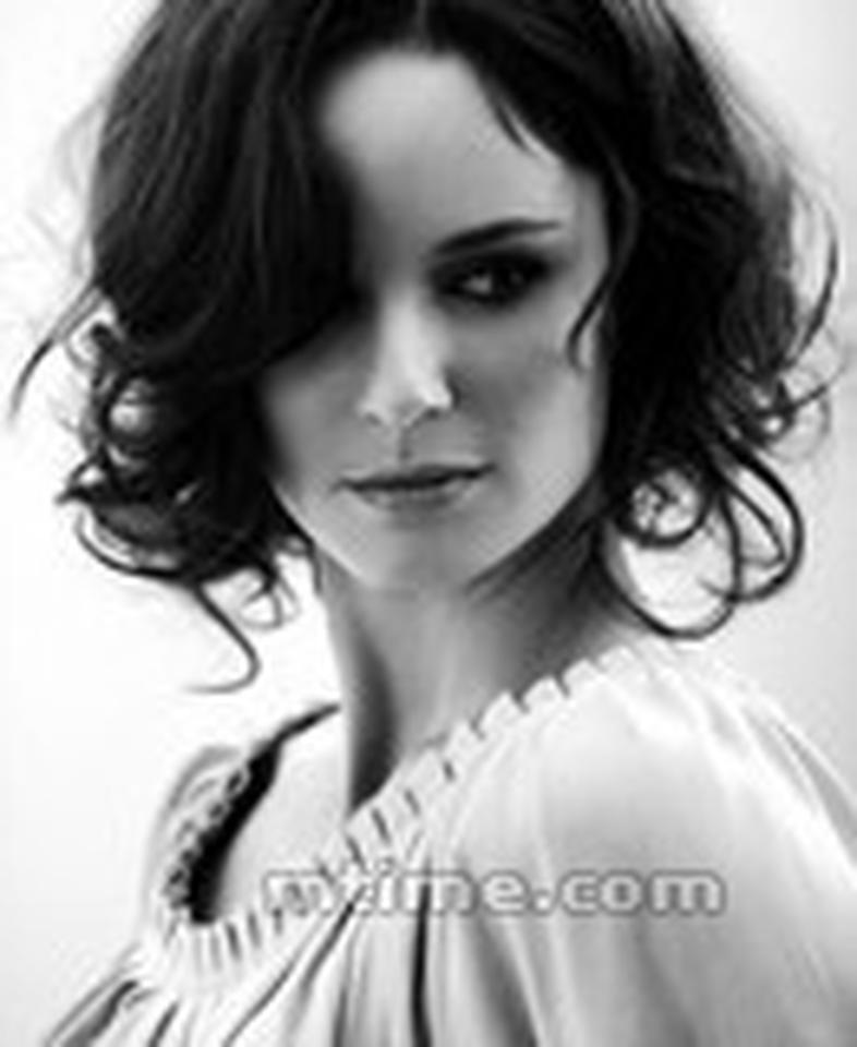 出生时间:1977年6月1日(十一月二十六)星座:双子座美剧明星莎拉·韦恩·卡丽丝此前最为人所熟知的角色就是《越狱》中的女一号,以及《行尸走肉》中的出轨妻子。