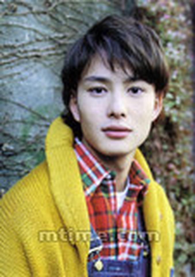 出生时间:1989年8月15日(七月十四)星座:狮子座日本新生代花美男的代表人物,出演过《属于你我的初恋》。