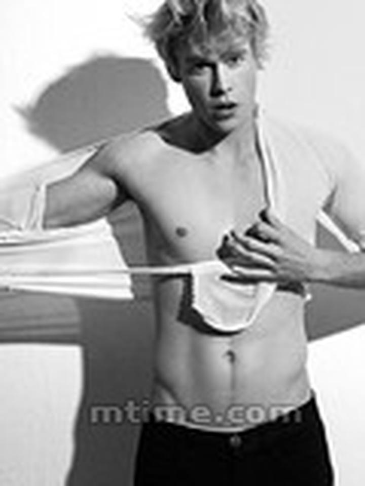 出生时间:1989年2月17日 (正月十二)星座:水瓶座前《欢乐合唱团》男星寇德·欧沃斯崔,同时还是好莱坞美少女艾玛·罗伯茨的前男友。