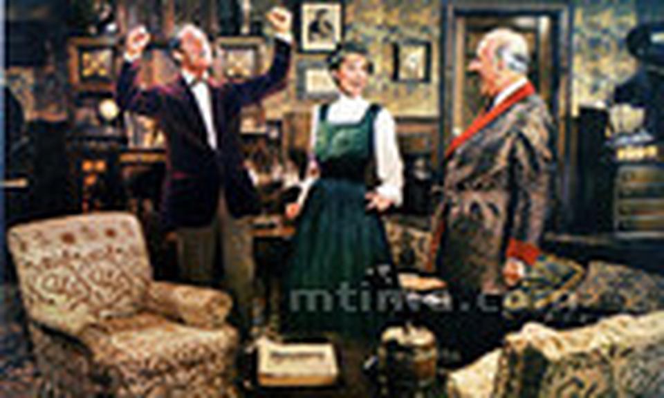 《窈窕淑女》的故事来源于肖伯纳的剧作《卖花女》，1956年被改编成百老汇音乐剧，1964年根据音乐剧改编的电影版上映。电影讲述了家境贫寒、每天都要走街串巷四处卖花的伊莉莎引起了语言学家希金斯教授的注意。教授的朋友皮克林和他打赌，经过教授的训练，卖花女也可以成为言谈举止都很优雅的贵妇人。他欣然接受了挑战，并且从最基本的字母发音开始教起，不断纠正伊莉莎发音上的毛病。渐渐地，教授不可救药地爱上了这个卖花女。