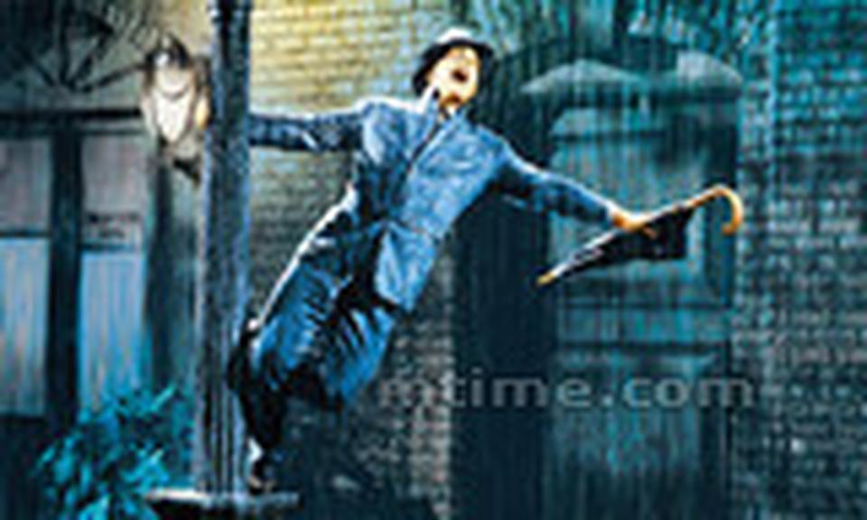 这部由金·凯利主演的《雨中曲》是由音乐剧改编而来，改编后的音乐电影还成为由美国电影协会评选的“25部最伟大的音乐电影音乐剧”第一名。这部歌舞片反映好莱坞从无声片到有声片的过渡。故事描述表演歌舞杂耍出身的吉恩·凯利投身电影圈，有了更上一层楼的发展，然而跟他搭档演出的女明星却因嗓音奇差无比，只好由吉恩的女友戴比·雷诺兹作幕后配音。观众搞不清楚状况，还对女明星敬佩有加，令她胜利冲昏了头，不承认黛比的贡献。结果在一次随片登台的表演中，众人设计让女星出了大丑，黛比也反败为胜。本片是舞蹈大王金·凯利的精心杰作，尤其是他在雨中自导自唱自跳的主题曲，已成为好莱坞最经典的歌舞场景。