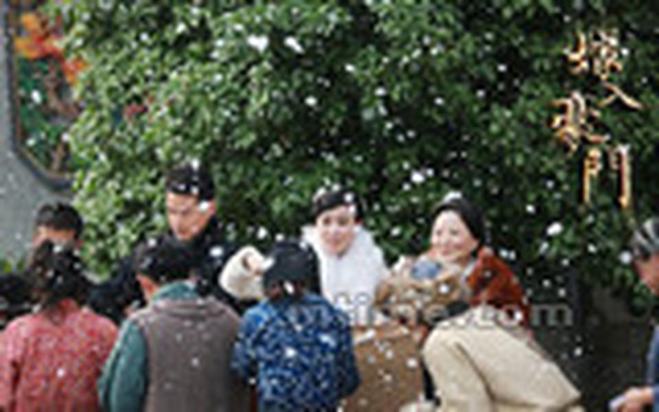 由佘诗曼、江祖平、陆昱霖、钱泳辰主演的年代戏《嫁入豪门》明晚迎来大结局，出品方拉风传媒提前曝光“最后”的剧照。佘诗曼与江祖平命运逆转。