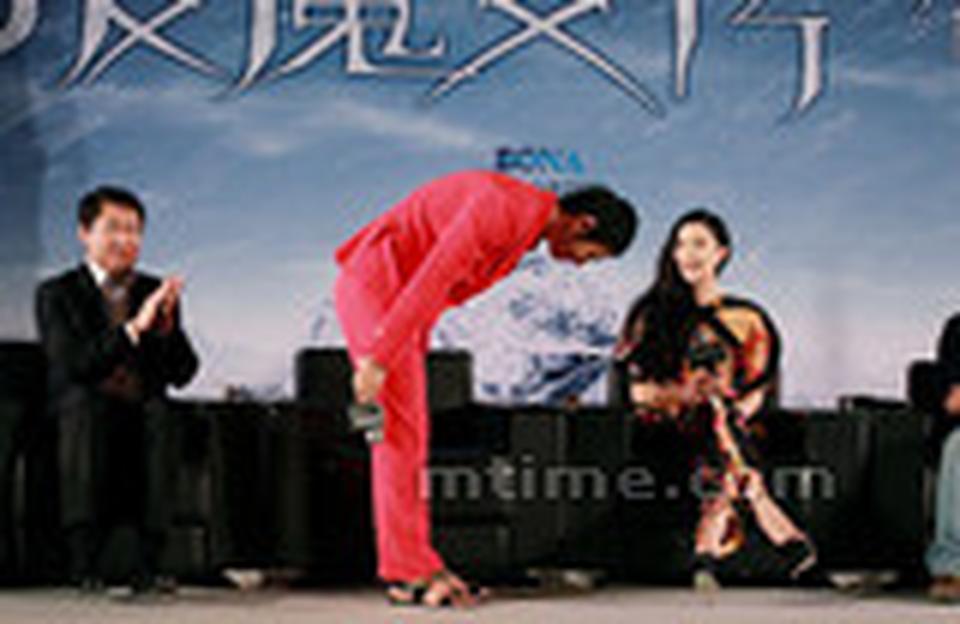 黄晓明现场鞠躬感谢导演张之亮