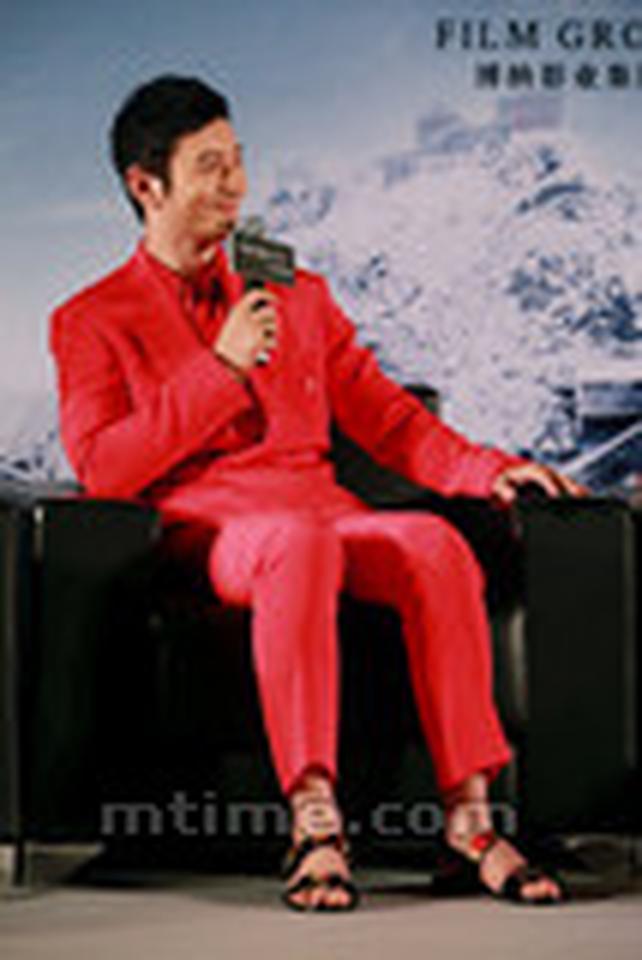 黄晓明台上就座