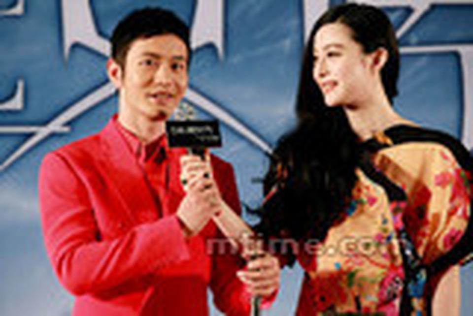 黄晓明回答媒体提问