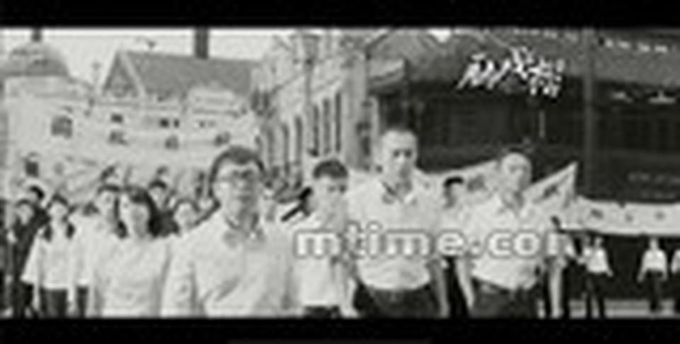 这段黑白场景是电影片尾彩蛋，三影帝学生照热血无敌