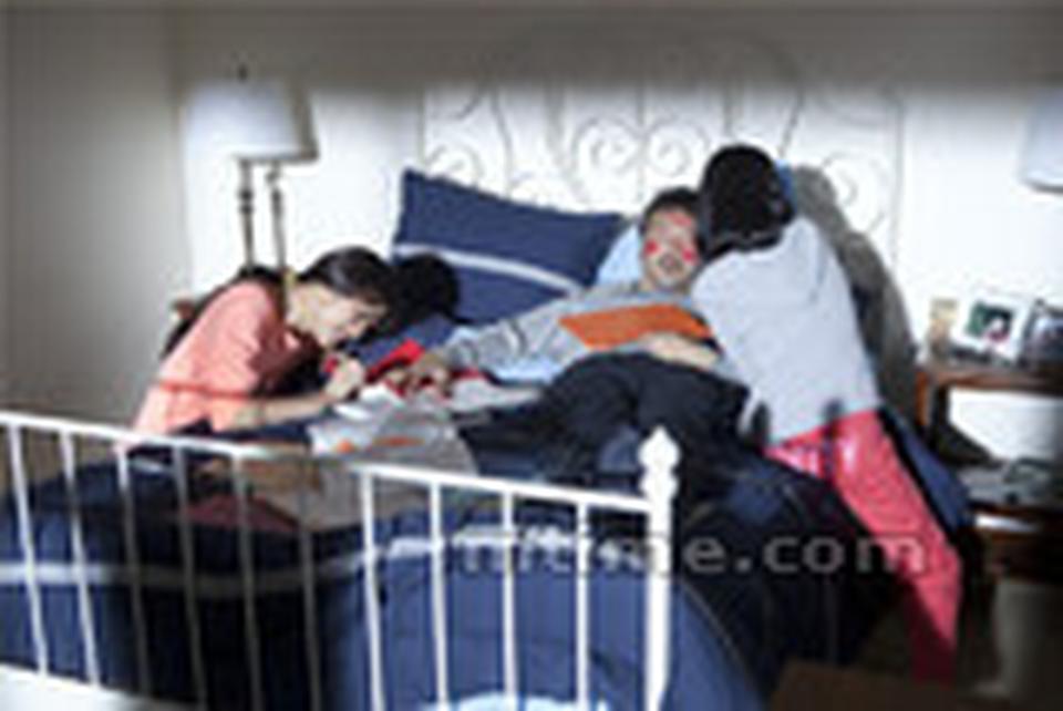 趁Frank睡着，女儿和文佳佳一起对他恶作剧