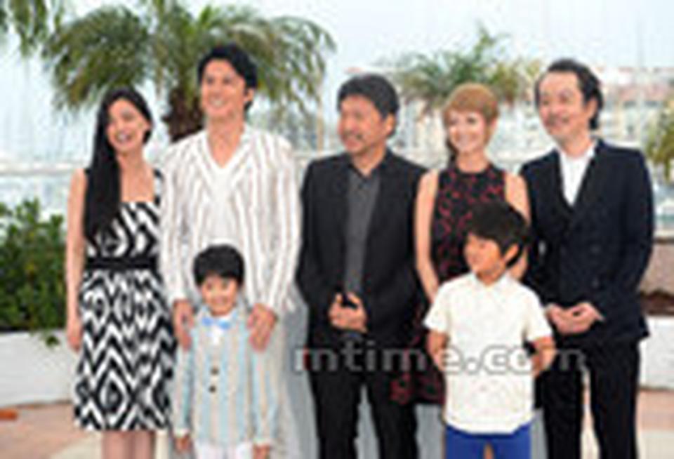 左起：尾野真千子、福山雅治、导演是枝裕和、真木阳子、编剧中川雅也