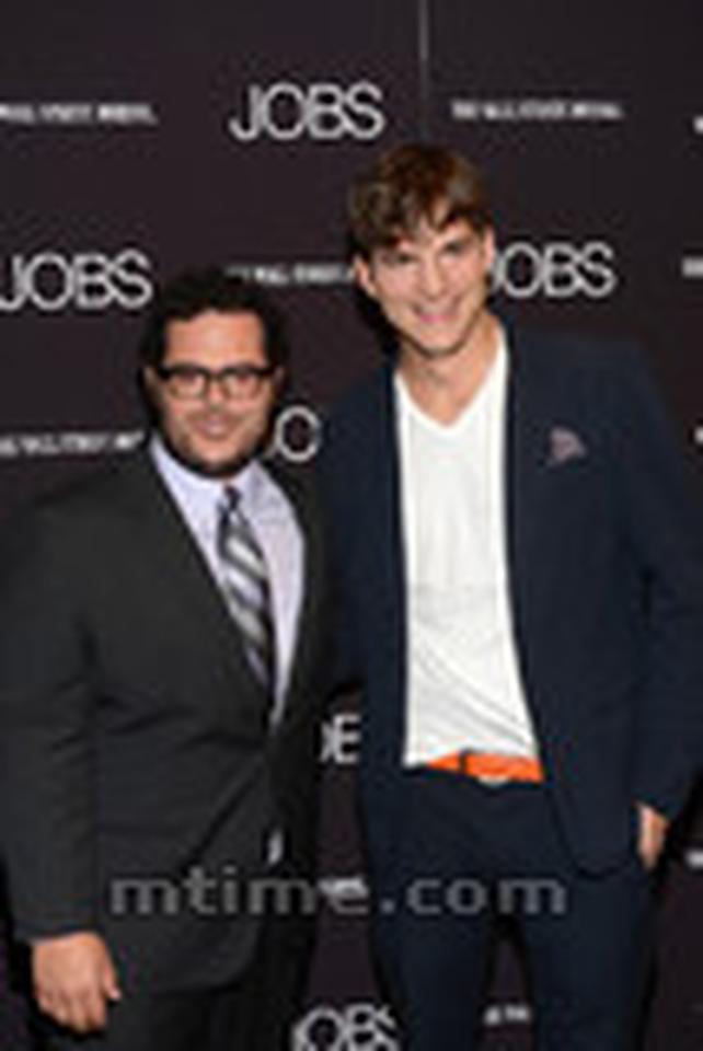 当地时间8月7日，传记片《乔布斯》在纽约的MOMA举行首映礼，主演艾什顿·库彻帅气亮相。