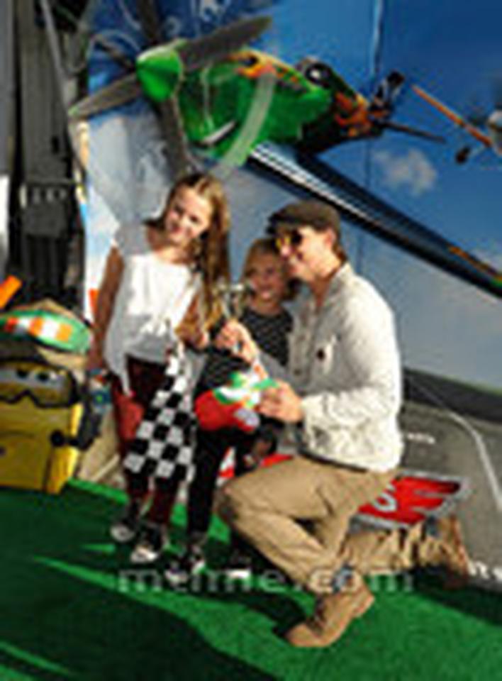 当地时间8月5日，迪士尼动画新片《飞机总动员》在好莱坞举行全球首映礼，众多明星带着自家宝贝前来捧场，现场成为“儿童乐园”。图为彼得·费辛利和女儿Lola Ray、Fiona Eve。