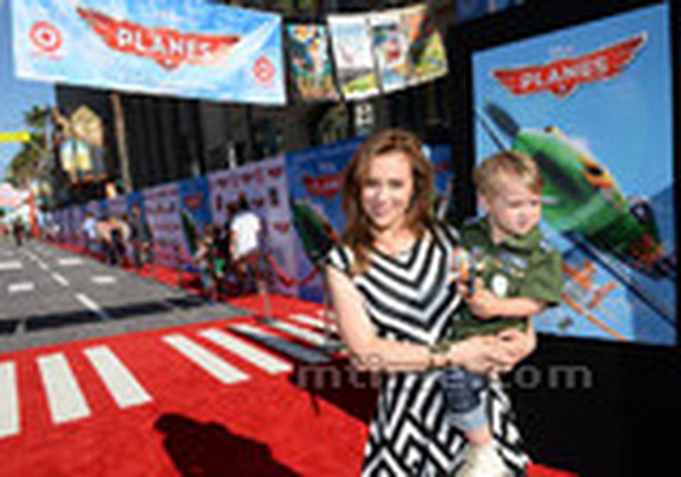 当地时间8月5日，迪士尼动画新片《飞机总动员》在好莱坞举行全球首映礼，众多明星带着自家宝贝前来捧场，现场成为“儿童乐园”。图为女星艾莉莎·米兰诺和儿子Milo Thomas Bugliari。