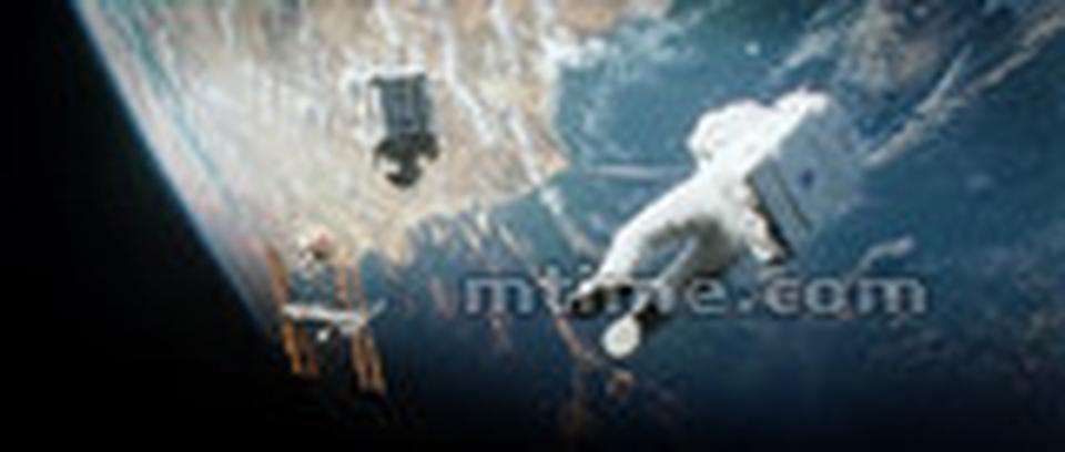 观众多给出好评，媒体一边倒地盛赞，电影同行支持，《人类之子》导演阿方索·卡隆的科幻新片《地心引力》自亮相以来就备受关注。影片故事发生在太空，一个在地球空间站工作的男宇航员和一个女宇航员出舱进行行走测试时，卫星突然发生爆炸，其他同行全部丧生，只有他俩在太空领域内的“密闭空间”中尝试重返地球。詹姆斯·卡梅隆曾称赞该片是最好的太空电影、《环太平洋》导演吉尔莫·德尔·托罗称阿方索·卡隆开创了一种科幻片的新类型。