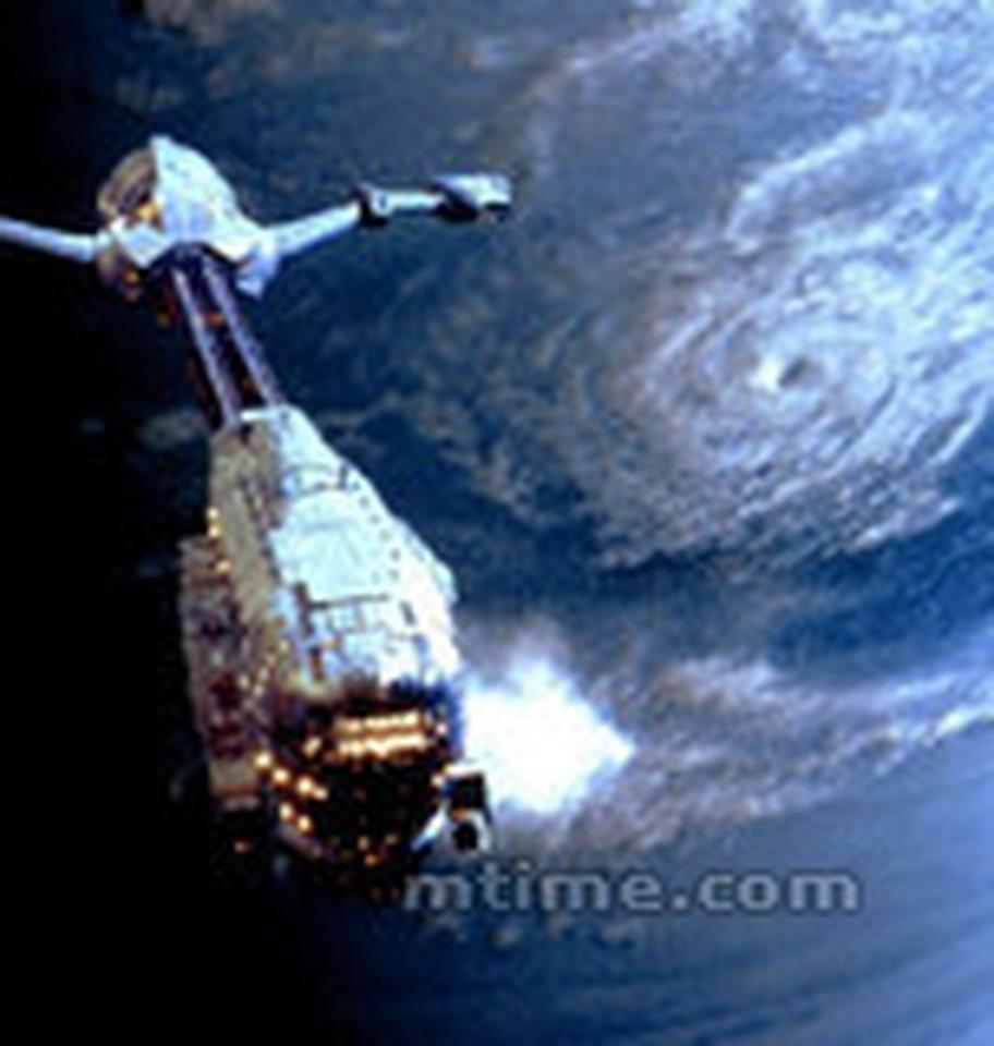 Top20：《黑洞表面》(1997） 影史地位：本片是擅长电玩改编题材的保罗·安德森以异世界与虫洞概念制作的一部准密室恐怖作品，在太空科幻的外衣之下呈现出人类黑暗本源内心世界的生之不安。影片借鉴了很多早年B级太空恐怖电影的精髓之处，为影迷编制出了一张深挂太空深处的梦魇之网。 太空冒险者：克拉克号全体船员为了找寻地平线号失联的真相而前往未知星域登舰查看，但已经成为异世界生命体主宰的后者正把船员们一个个引向未知的恐怖空间，而在那里每个人不得不对自己的过去做出一个了结。 最赞太空场景：已经成为生命体的地平线号是本片的主要故事发展场景，其悠长巨大的舰体结构，复杂多变的内舱环境，以及宛如魔境的动力系统为影片增加了很多诡异恐怖的气场。