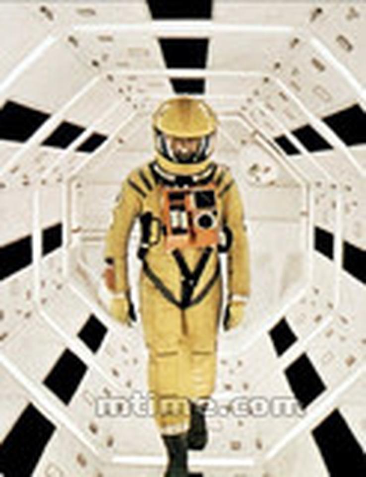 Top1：《2001太空漫游》(1968) 影史地位：《2001》的伟大在于将人类的想象力抽离出来，以宇宙、时空、极限、生命等概念阐释着一部精神哲学似的太空史诗，宏大而深邃。 太空冒险者：彼时的2001年，人类为了探究黑石的根源，开展了一项木星登陆计划。前往木星的太空船宇航员在飞行途中被船上产生错乱自主意识的人工智能HAL-9000相继杀害，而唯一存活的人类在完全关闭其主机后竟误打误撞的窥见了宇宙的终极秘密。 最赞太空场景：该片最令人叹服的是宇宙中星孩的出现，他的超验主义式的存在，让太空中的一切都回到了初始的原点，仿佛宇宙在那一刻成为一体等待初生的绽放。