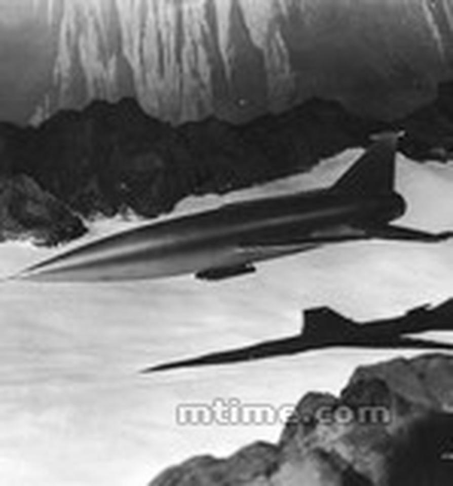 Top16：《当世界毁灭时》(1951） 影史地位：跟黄金时代痛击外层空间威胁，化险为夷大圆满的早期通俗科幻电影不同，《当世界毁灭时》的基本设定显得更为大胆，但总体而言依旧是充满向上的进取探索精神，影片最终拿下了1952年的奥斯卡最佳视觉效果大奖。 太空冒险者：不再为拯救地球而舍身取义，也不用为对抗外星人而抓耳挠腮。来自太空深处的莫名行星造成了地球的毁灭，一群幸存者只能手挽手利用宇宙飞船逃逸求生，在漫漫宇宙中寻找可以停泊生存下来的星球，他们不仅要面对未知的种种威胁，还要随时提防飞船内的变故。 最赞太空场景：火箭状飞船在茫茫太空中寂寥而悲壮的航行，他的渺小正衬托出人类的悲剧与无力，各种特写也表达出人类对找寻新世界新希望的坚定信念。