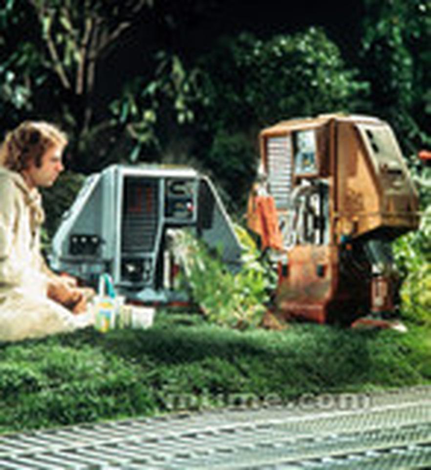 Top14：《宇宙静悄悄》(1972） 影史地位：特效大师道格拉斯.特鲁姆布于1971年编导的科幻处女作，曾列英国《视与听》杂志评选电影史上被忽略的75部佳作榜单。这部令人感伤的科幻佳作影响深远，在《机器人总动员》与《月球》等片中都可以窥见他的影子。 太空冒险者：科学家弗里曼-洛厄尔，将世界上仅存的植物生命送上太空，在太空站的温室中培育植物，因为地球的环境已日益恶化，无法再让植物生长。可是当他要返回地球时，却传来摧毁温室的命令，他自己不得不做出最终的抉择。 最赞太空场景：影片片尾独自照顾温室植物的小机器人，形单影只的在浩瀚的宇宙中无尽地漂流，充满着孤寂廖寞的情绪，绝对令人徒感伤悲无力。