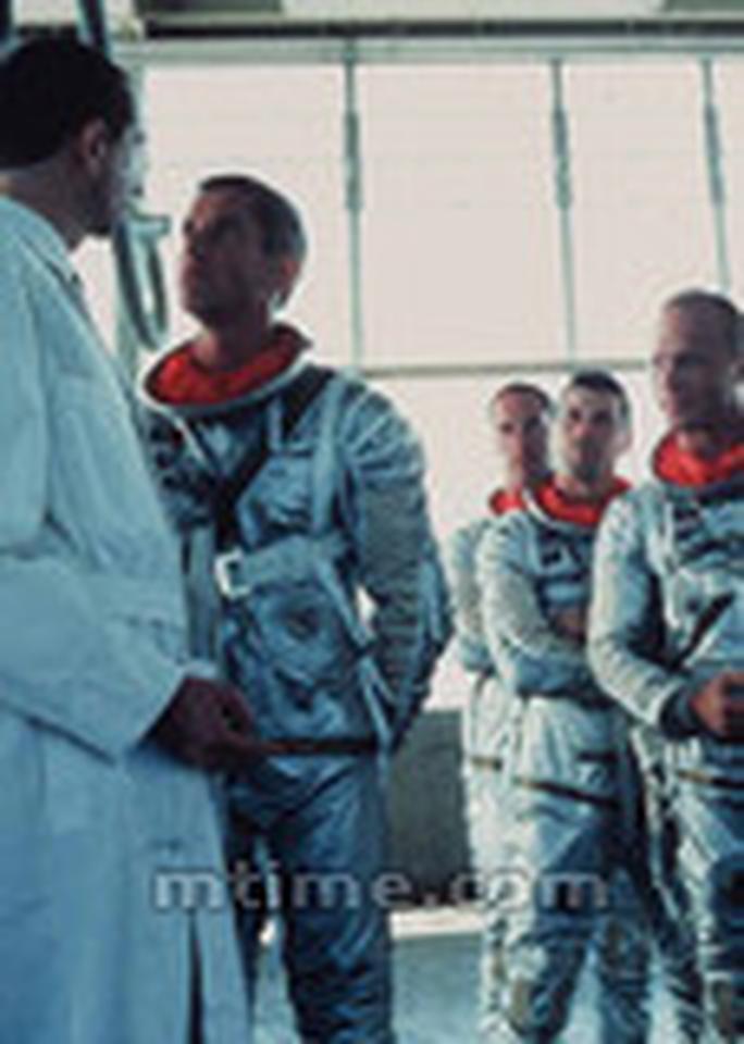 Top10：《太空英雄》(1983) 影史地位：比《阿波罗十三号》更早描述宇航员工作生活的影片，根据美国历史上首批进入太空的宇航员的真实故事改编而成，影片详细地描绘了美国太空计划的诞生过程以及第一批航天员诞生的历史故事。 太空冒险者：阿兰·舍帕德、戈斯·格瑞森、约翰·格婪尼、斯高特·卡本特、高登·库伯等七位英雄克服重重磨难与艰苦卓绝的实验训练，终于首度冲出地球来到人类梦寐以求几千年的外层空间进行探索。 最赞太空场景：跟其他太空电影相比，本片的看点反而不在幽黑宇宙中，而是着重表现一群雄心壮志的宇航员适应模拟太空环境的训练。