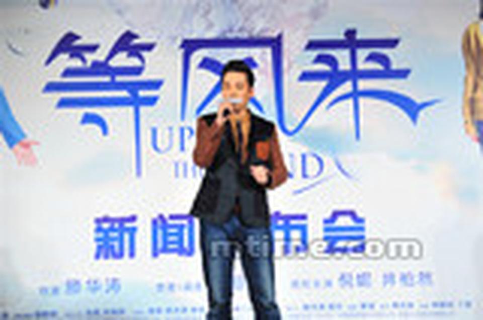 塔斯肯为影片深情演唱