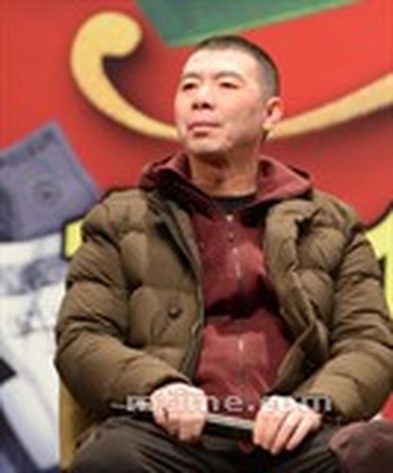 导演冯小刚的年末贺岁电影《私人定制》首映10天票房突破5亿,刷新了他的喜剧电影记录。然而本片上映之后各方褒贬不一,尤其是遭到了一些影评人的质疑。冯导对此一度十分淡定,称“无论说好说坏,都是为我们这个电影操了心了。”然而自12月29日凌晨起他却突然在微博上连开七发“小刚炮”,怒骂影评人。 冯小刚微博称,“你们的嘲笑和狂欢恰恰反映了你们的浅薄,我看不起你们,别再腆着脸引领观众了,丢人。”同时还不惜爆粗口称与影评人“永远势不两立”。在随后的发布会上冯小刚依然余怒未消,继续高调开炮。对此,有影评人回应:“冯导不太注意维护公众形象。”