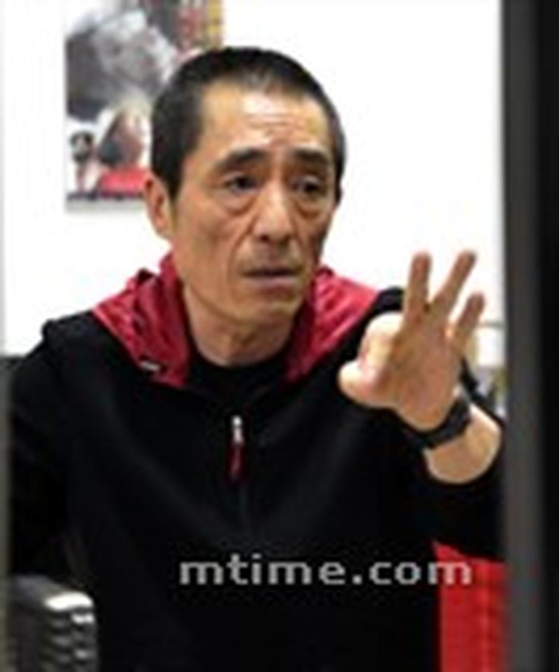 2013年5月份,网上曝出导演张艺谋涉嫌超生的消息。据报道,张艺谋与无锡女子陈婷育有3名子女。更有一些小道消息称,张艺谋事实上有7个孩子,一时间,网友纷纷戏称这位“高产”导演为“葫芦娃他爹”。同时,也对明星频频曝出的多子女“超国民待遇”问题提出了质疑。 12月1日,张艺谋回应超生,称与陈婷育有三个孩子消息属实,并表示愿意接受处罚。针对网络质疑的特权问题,张艺谋方表示,三个孩子直到2011年才根据第六次人口普查精神补报了户口,之前当了十几年的“黑户”,甚至“四处东躲西藏,……和孩子外出,至少拉开200多米距离”。14年初,当地计生委向张艺谋夫妇发送了《社会抚养费征收决定书》,并开具了高达748万的巨额罚单。