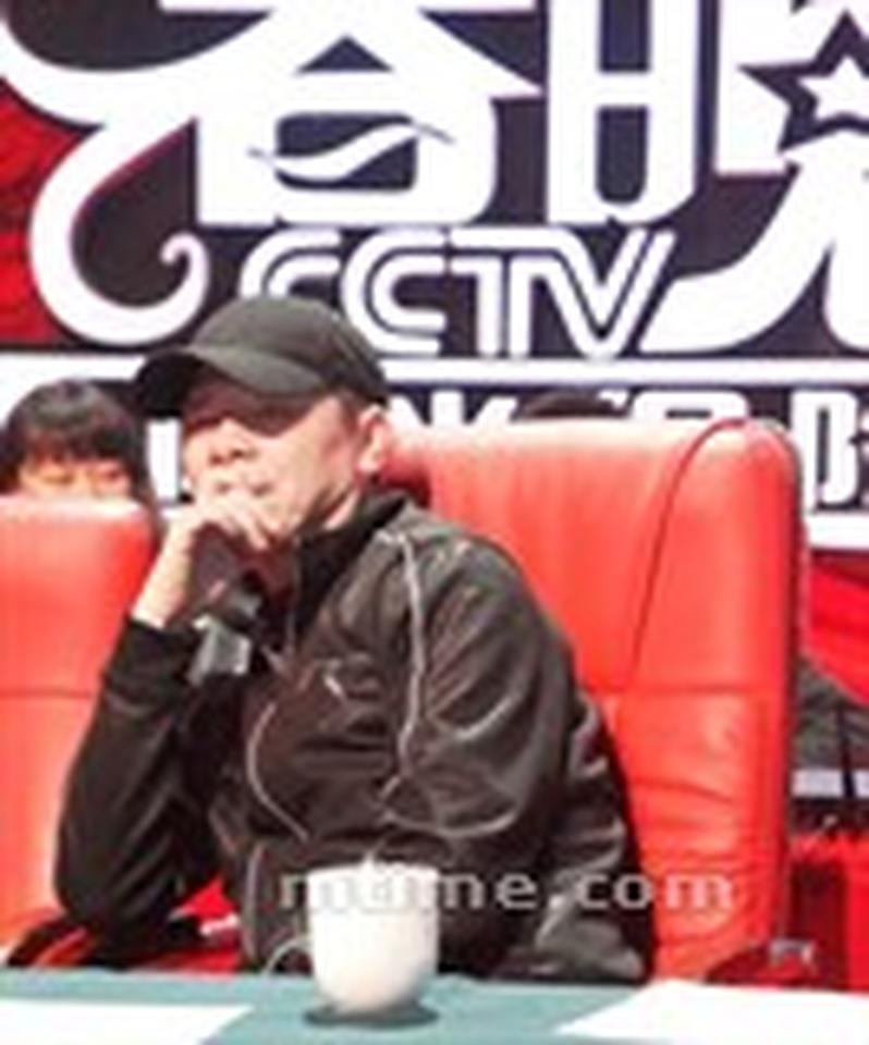 央视春晚自1983年以来已经举办过30届,是全中国人民除夕夜的必备节目,而2014年,这场盛事将迎来最大突破——马年春晚首次出现“外包”现象,由导演冯小刚出任总导演。此外,赵宝刚、张国立、冯骥才等也都加盟了春晚的艺术顾问以及策划团队。 消息一发布,就在网上引发了热烈的讨论,大部分观众对此都持积极态度,希望冯小刚能给“年年谈创新,次次不换样”的春晚带来新的活力。冯小刚本人则保证会尽力做出一台“真诚、温暖、振奋、好玩”的晚会,同时也幽默地说已做好挨骂的准备,“聋子不怕雷,我就导一回”。此外,他也特别指出,希望语言类节目创作不要再进行“自我阉割”,能够有创新突破的勇气——这反正也就是马上的事儿,大家且等着吧。
